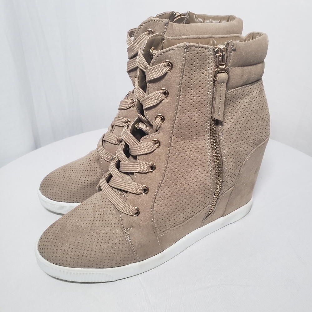Shoe Dazzle Talisa Tan Wedge Heel Fuax Suede Shoe Sz 7.5